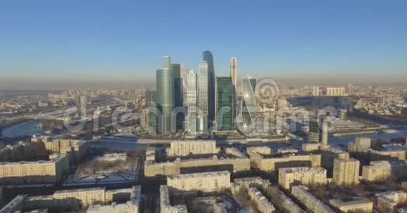 商业中心莫斯科市在冬季白天用无人驾驶飞机围绕摩天大楼空中飞行4k视频的预览图