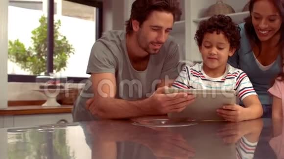 在平板电脑上微笑的西班牙家庭视频的预览图