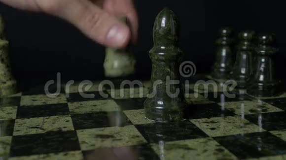 白车子在国际象棋中打败了黑象白牛在棋盘上打败黑象打败了国际象棋新秀关闭视频的预览图
