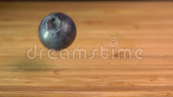 蓝莓落在木桌上翻滚视频的预览图