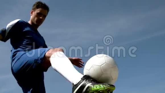足球运动员把球踢到蓝天下视频的预览图