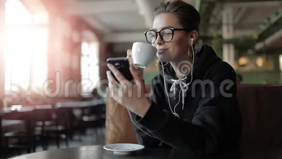 女孩喝咖啡和听音乐视频的预览图