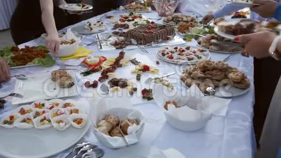 几个人从瑞典餐桌上拿食物的录像视频的预览图