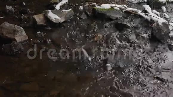 石河流水冬季雪景快视频的预览图