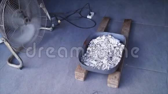 从火葬窑中取出的骨灰被冷却视频的预览图