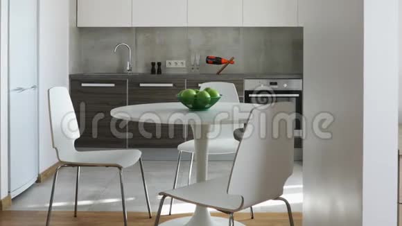 斯堪的纳维亚风格的现代公寓内部厨房和工作场所运动全景图视频的预览图