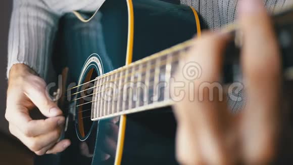 弹声吉他的人振动弦的缓慢运动慢动作视频的预览图