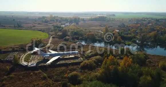 鸟瞰湖畔秋林中的飞机和美丽的风景美丽的秋景视频的预览图