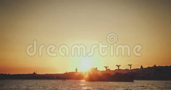 伊斯坦布尔土耳其日落时的Uskudar景色视频的预览图