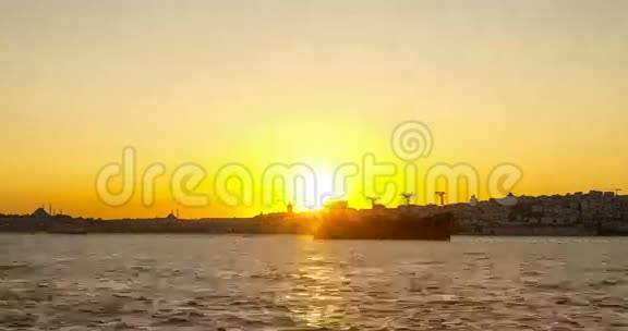 伊斯坦布尔土耳其日落时的Uskudar景色视频的预览图