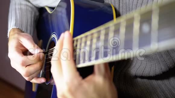 弹声吉他的人振动弦的缓慢运动慢动作视频的预览图