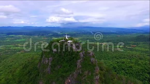 泰国清迈Doitoa区PharputtabahtTamo山上的宝塔视频的预览图