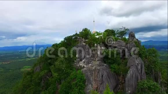 泰国清迈Doitoa区PharputtabahtTamo山上的宝塔视频的预览图