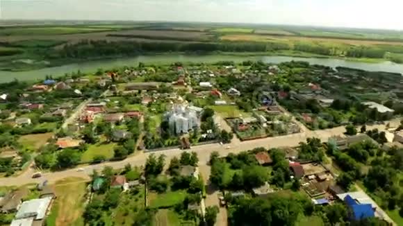 俄罗斯村庄的白色教堂和河流视频的预览图