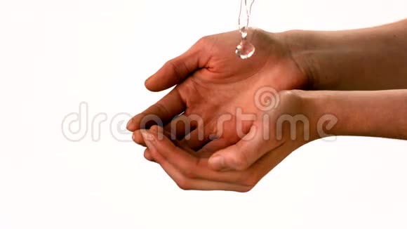 水浇过女性的手视频的预览图