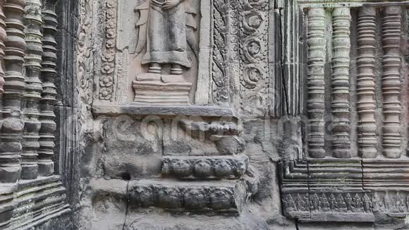 柬埔寨吴哥窟寺庙建筑群古墙上的浮雕视频的预览图