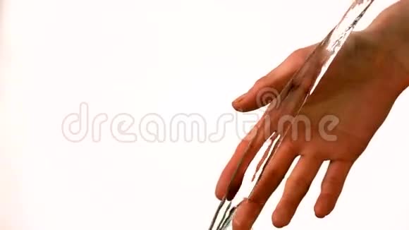 水浇过女性的手视频的预览图