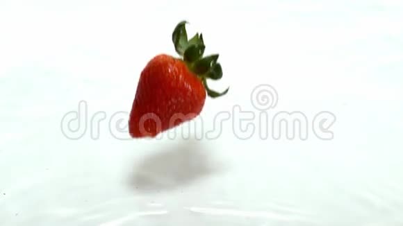 草莓碎草落在水里视频的预览图