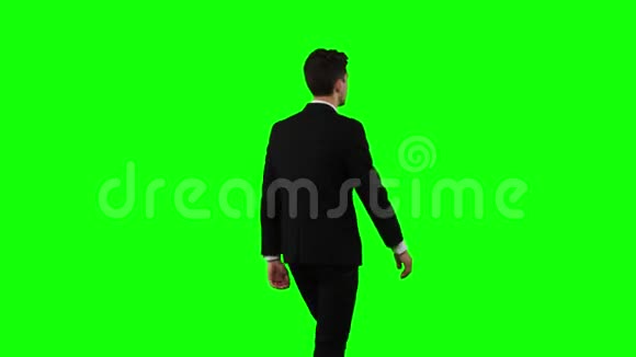 男人要去参加一个商务会议并挥手问候绿色屏幕视频的预览图