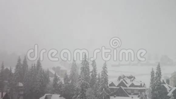 房屋背景下的大雪视频的预览图