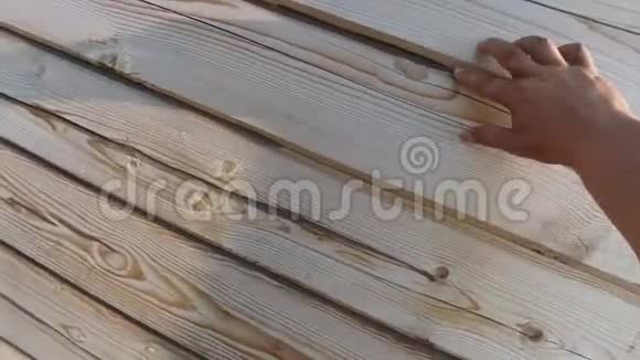 夏季从酒吧油漆和密封中温暖一座木屋视频的预览图