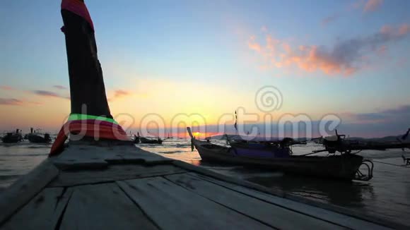 日落时在海滨的长尾船视频的预览图