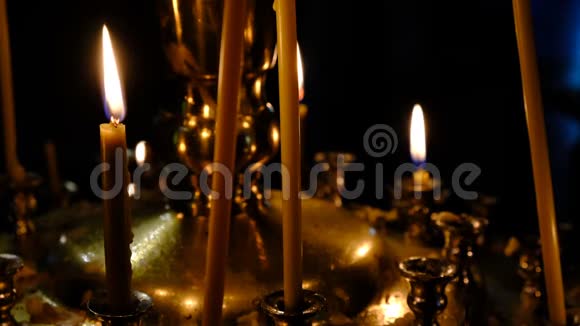教堂的蜡烛燃烧视频的预览图