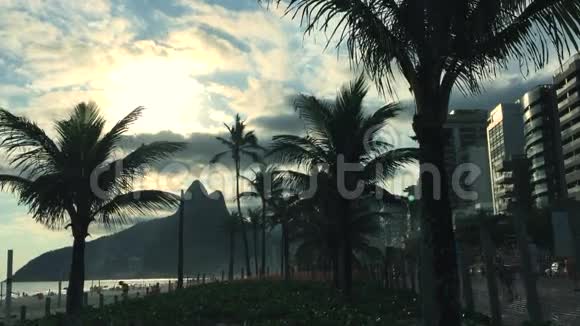 伊帕内马海滩风景日落天际线视频的预览图