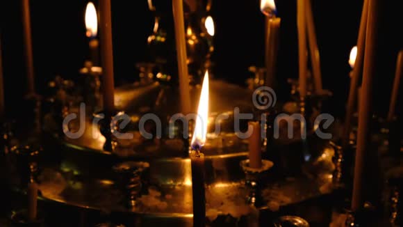 教堂的蜡烛燃烧视频的预览图