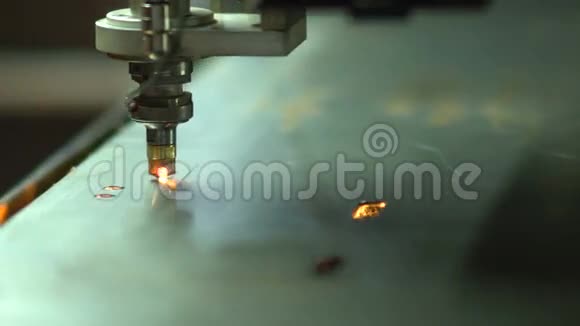 激光焊接设备特写镜头动作缓慢视频的预览图