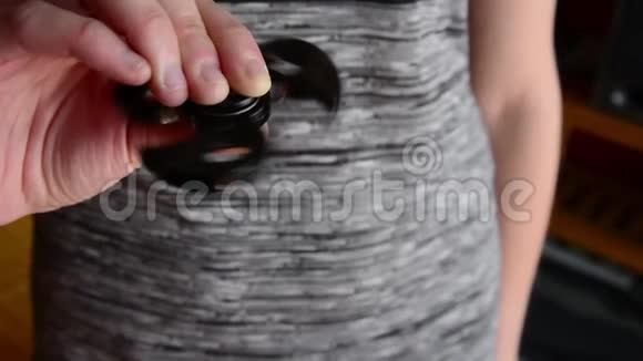 女人在玩一个坐立不安的旋转视频的预览图