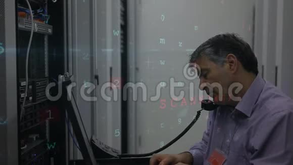 一个在服务器机房做维护的人的数字合成视频的预览图
