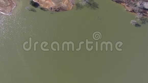 鸟瞰路易斯维尔湖海岸线视频的预览图