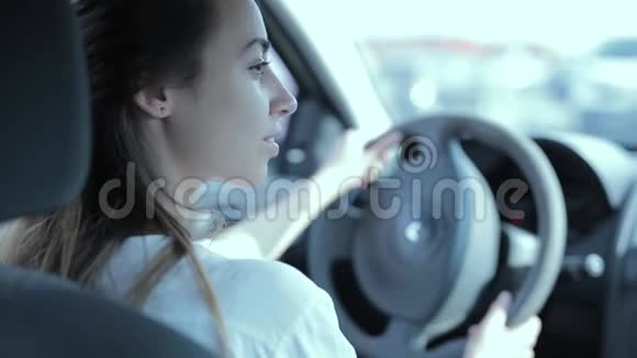 女司机在车里视频的预览图