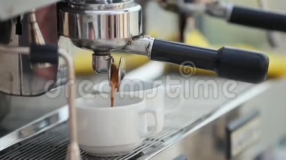 一台闪亮的银色咖啡机煮咖啡视频的预览图