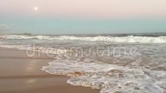 满月在夏威夷考艾岛的克卡哈的日落时升起视频的预览图