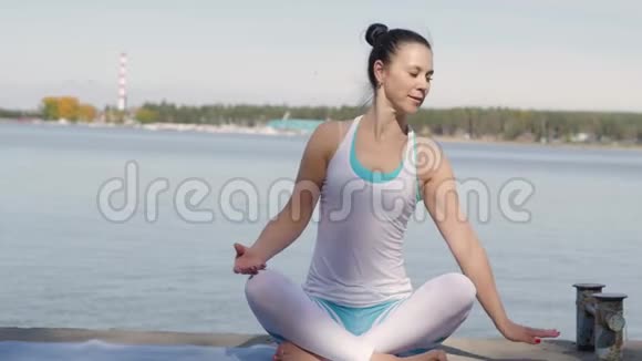 女人在码头水边做瑜伽自然瑜伽视频的预览图