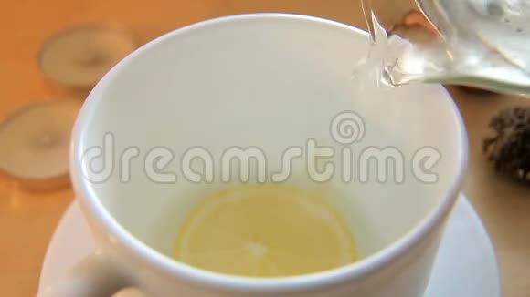 杯子里有热柠檬水视频的预览图