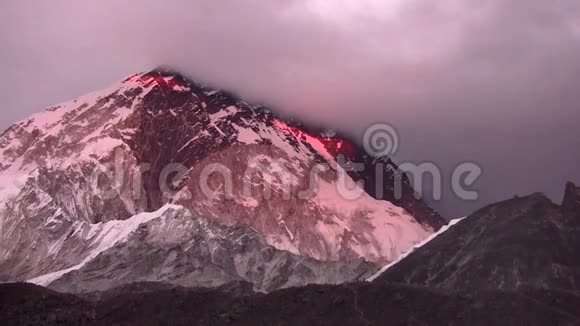 日落时躲在云层里的珠穆朗玛峰视频的预览图