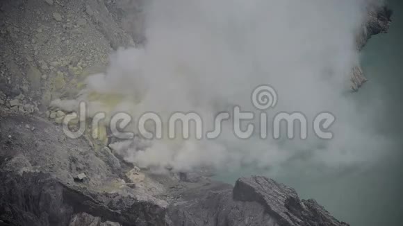 Ijen火山口的硫酸视频的预览图