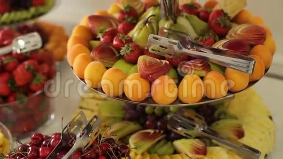 婚礼时在自助餐桌上切下的装饰水果视频的预览图