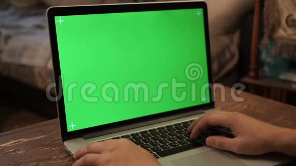 在笔记本电脑上打字的人绿色屏幕视频的预览图