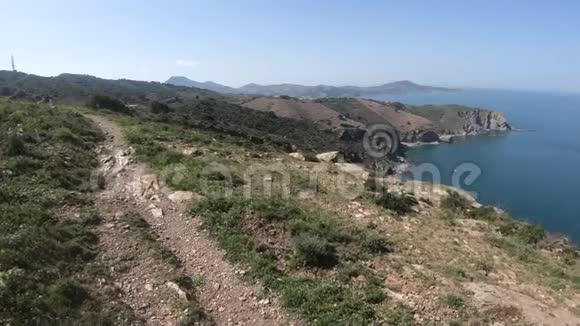 穿着裙子在东方比利牛斯岛地中海沿岸散步的年轻女子视频的预览图