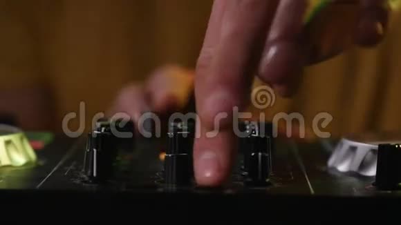 调节器改变声音设置控制面板黑色专业DJ混频器放大视图视频的预览图