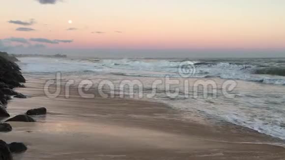 满月在夏威夷考艾岛的克卡哈的日落时升起视频的预览图
