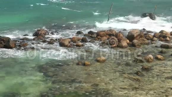 斯里兰卡海滩上覆盖岩石的波浪视频的预览图