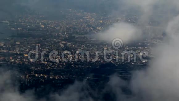 城市景色穿过云层鸟眼视频的预览图
