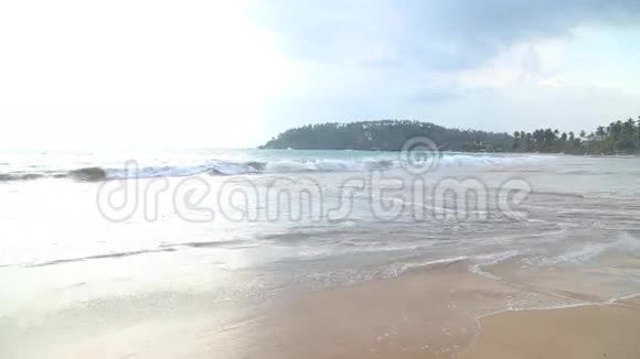 米里萨斯里兰卡2014年3月米里萨海滩上的暴风雨和多云天气这个小小的沙质热带海滩拥有一些视频的预览图