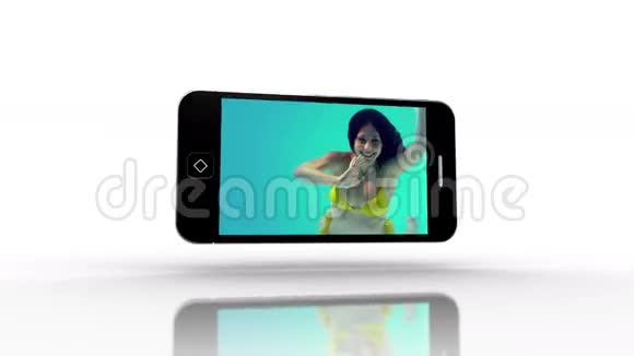 媒体设备屏幕显示女孩游泳视频的预览图
