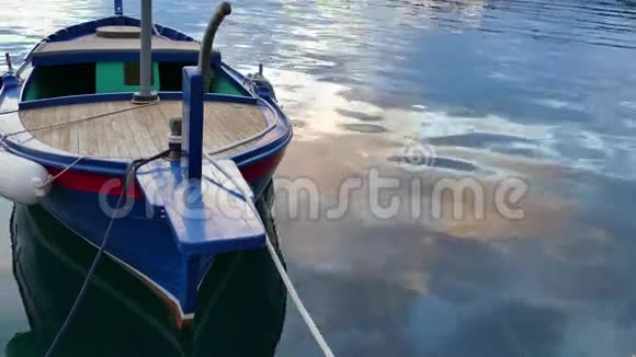 渔船和平静的大海兰巴达视频的预览图